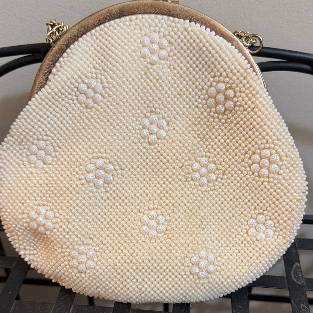 Vintage 1940’s beaded purse with gold kiss lock with chain. 7x7 drop 13 - Picture 2 of 6